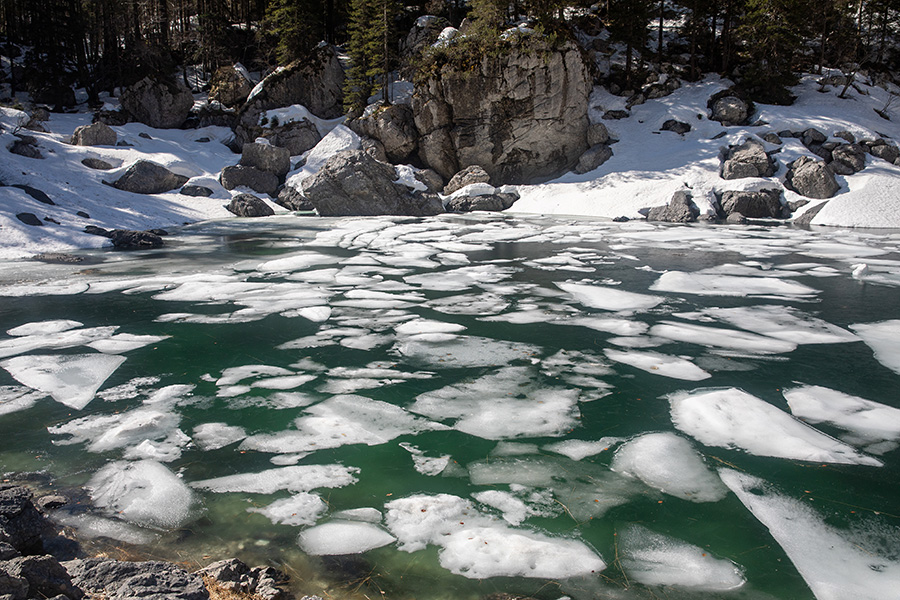 Črno jezero
Plavajoči kosi ledu v turkizni vodi.
Ključne besede: črno jezero