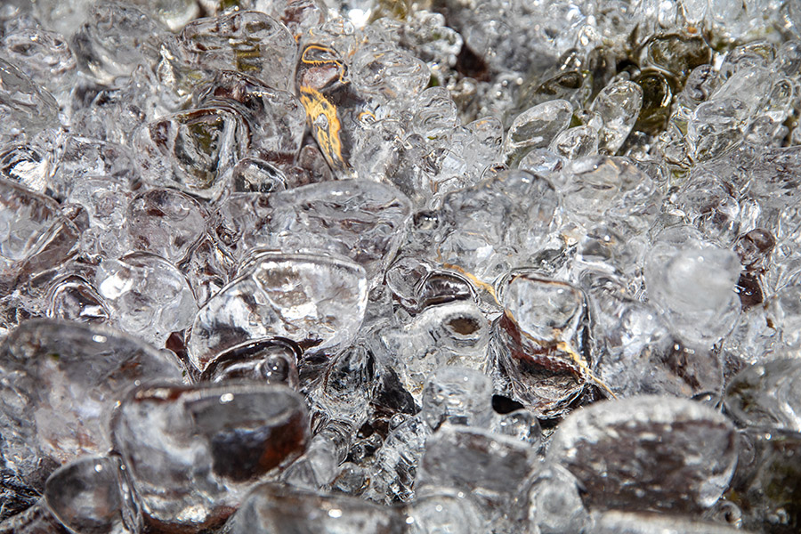 Mraz je umetnik
Ko v mrazu voda škropi po listju in kamnih.
Ključne besede: potok bistrica