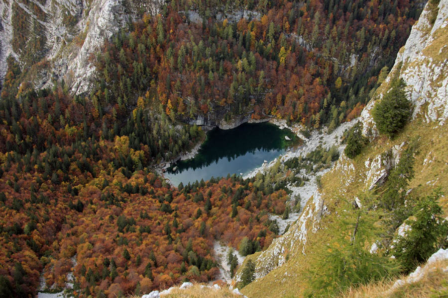 Črno jezero
Brezpotni vrh s katerega je nastal posnetek se imenuje Rigelj. 
Ključne besede: črno jezero rigelj