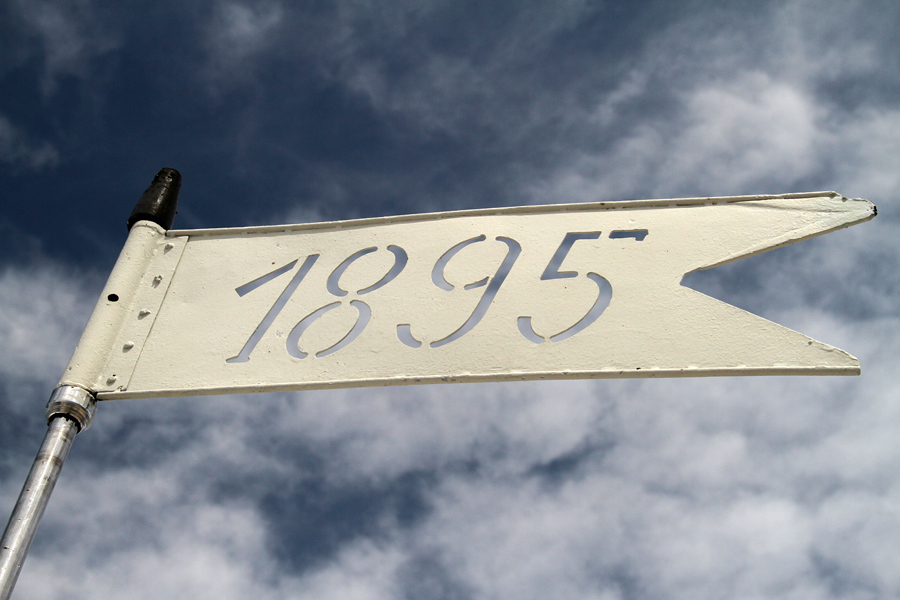 1895
Znak na vrhu Aljažovega stolpa.
Ključne besede: triglav aljažev stolp