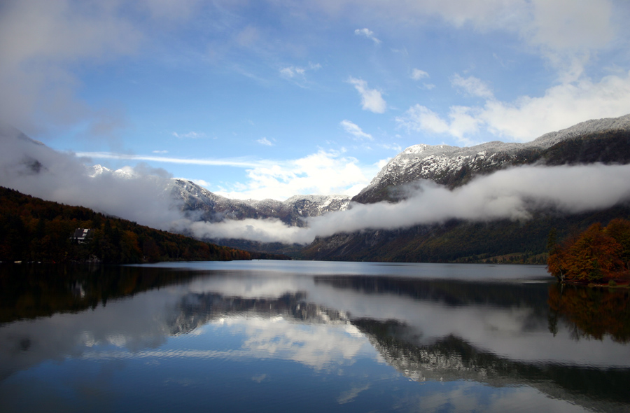 Jeseni
Tako pa je naše jezero pozno jeseni, ko se po gorah že nakazuje prvi sneg.
Ključne besede: bohinjsko jezero bohinj jesen