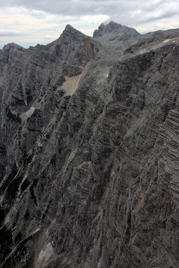 Stena
Severna Triglavska strena s poti Čez Plemenice. Nad steno se dviga Begunjski vrh, zadaj je Rjavina.
Ključne besede: plemenice triglavska severna stena begunjski vrh rjavina