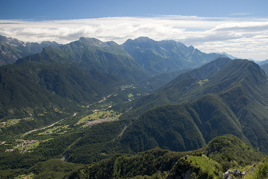 Dolina Rezia
Kucer. Pogled na Rezio in Kaninske gore.
Ključne besede: kucer monte cuzzer rezia resia kaninske gore
