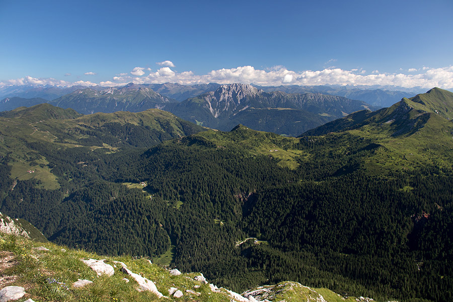 Z Zermule
Proti SV. Po bližnjih vrhovih poteka meja med Italijo in Avstrijo, vrhovi v ozadju so že Avstrijski.
Ključne besede: monte zermula golz