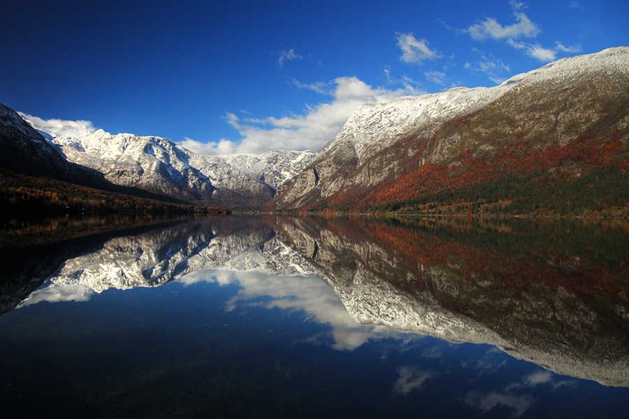 Jesen -zima v ogledalu
Ko se sneg še ne spusti v dolino.
Ključne besede: bohinjsko jezero bohinj