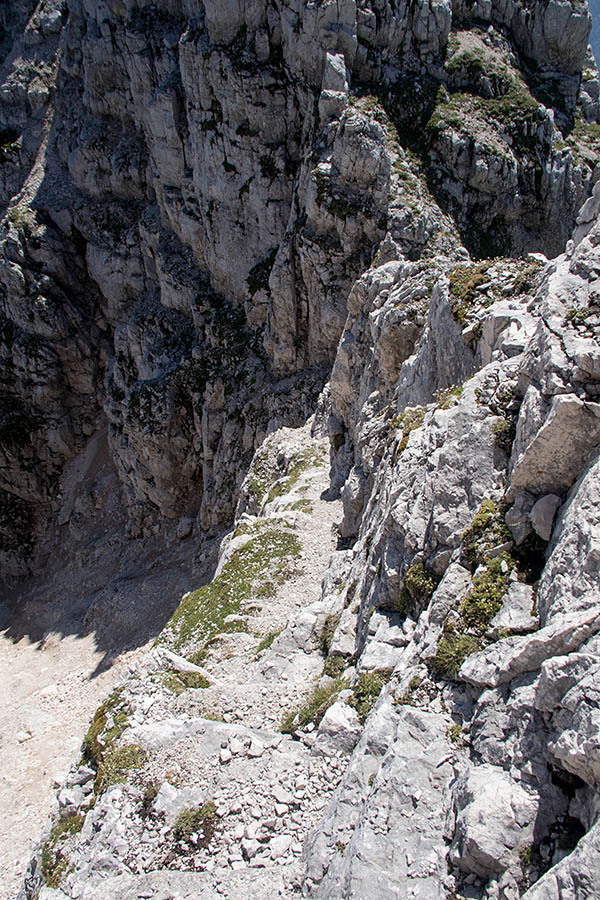Stopnice na vrh Koštrunovih špic
Pogled nazaj na s peskom posute stopnice na vrh Koštrunovih špic.
Ključne besede: koštrunove špice