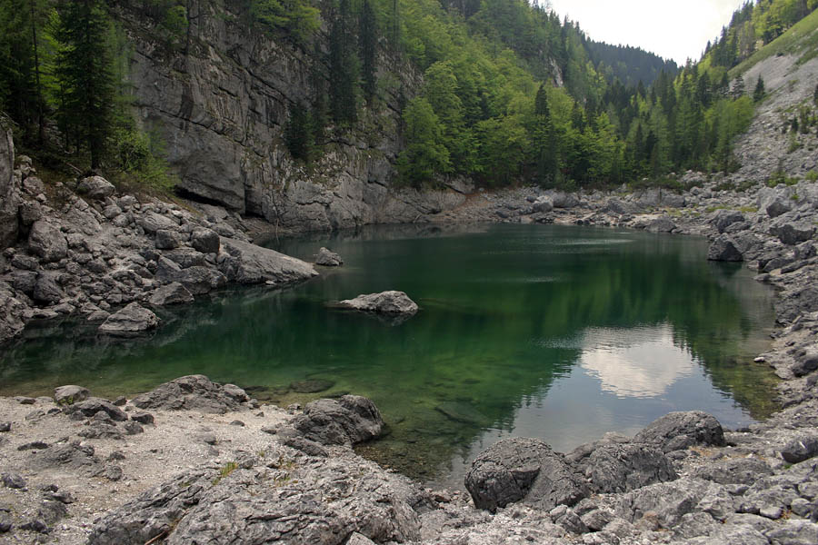 Črno jezero v pomladnih barvah II
Najnižje triglavsko jezero.
Ključne besede: črno jezero 7j