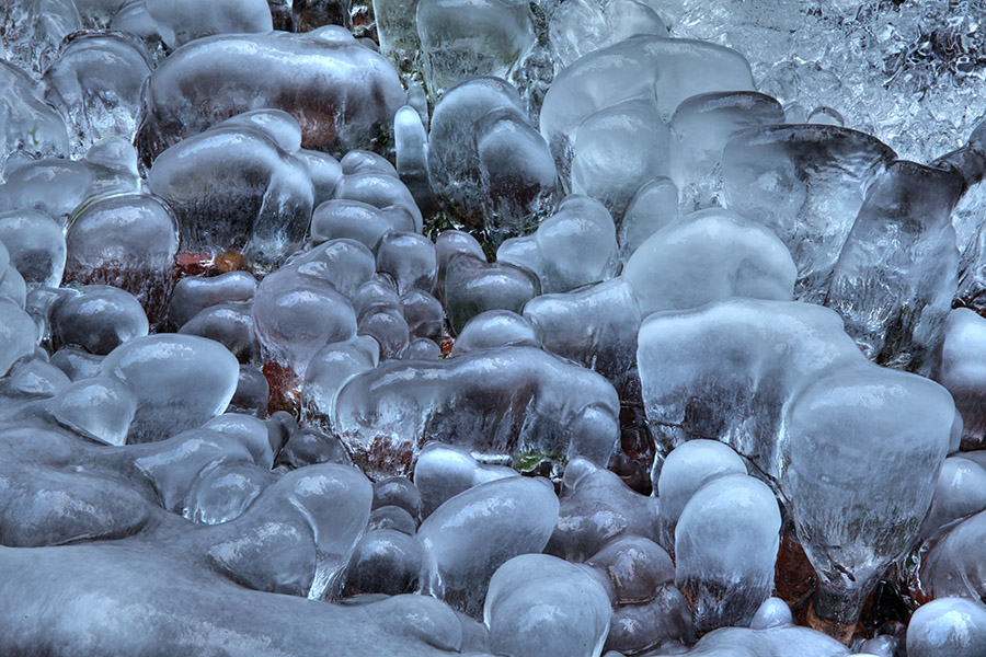 V led odeto I.
Ko s previsnih skal kaplja voda se listje in grušč spremenita v čudovite ledene skulpture. Izvir Bistrice.
Ključne besede: potok bistrica