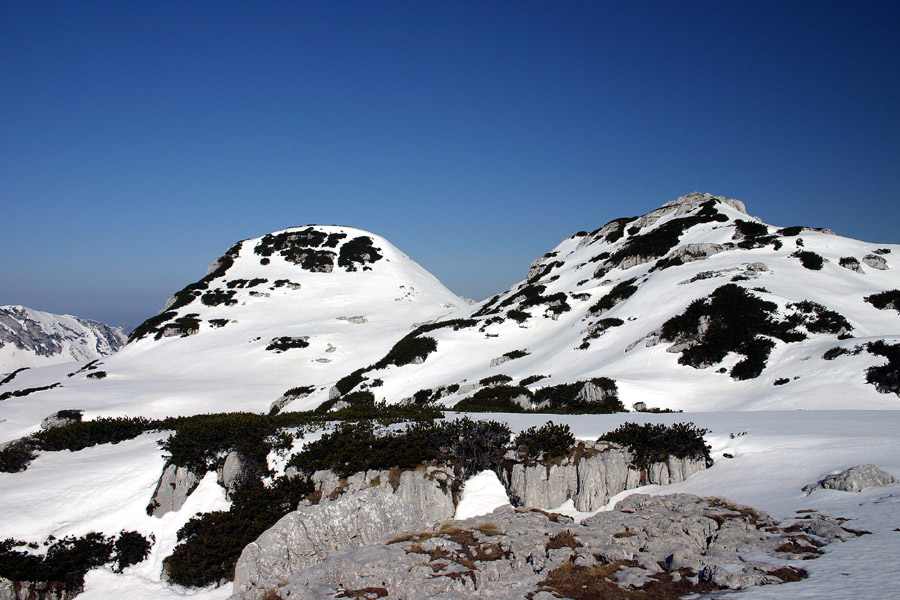 Kal s sosedom
Kal (levo) je z 2001 m.n.v. najnižji slovenski dvatisočak. Desno je vrh brez imena, le nekaj metrov nižji.
Ključne besede: kal