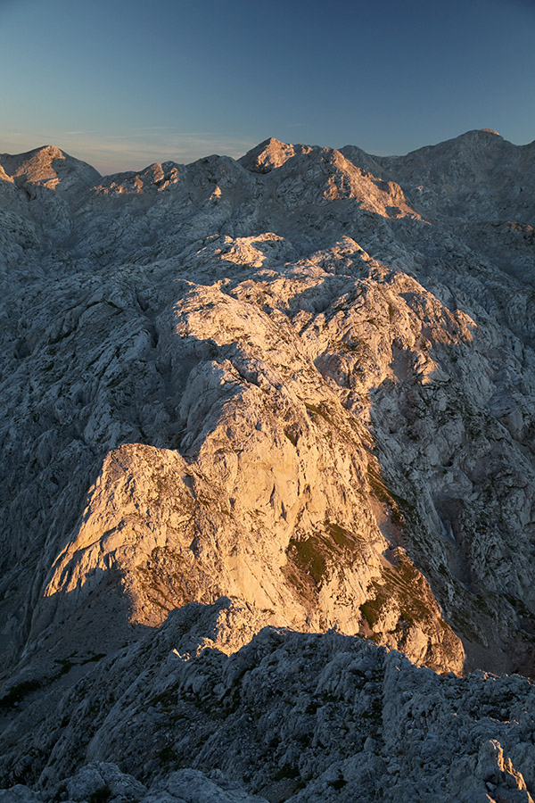 Jutro na Debelem vrhu
Greben med Debelim vrhom in Vršaki.
Ključne besede: debeli vrh vršaki