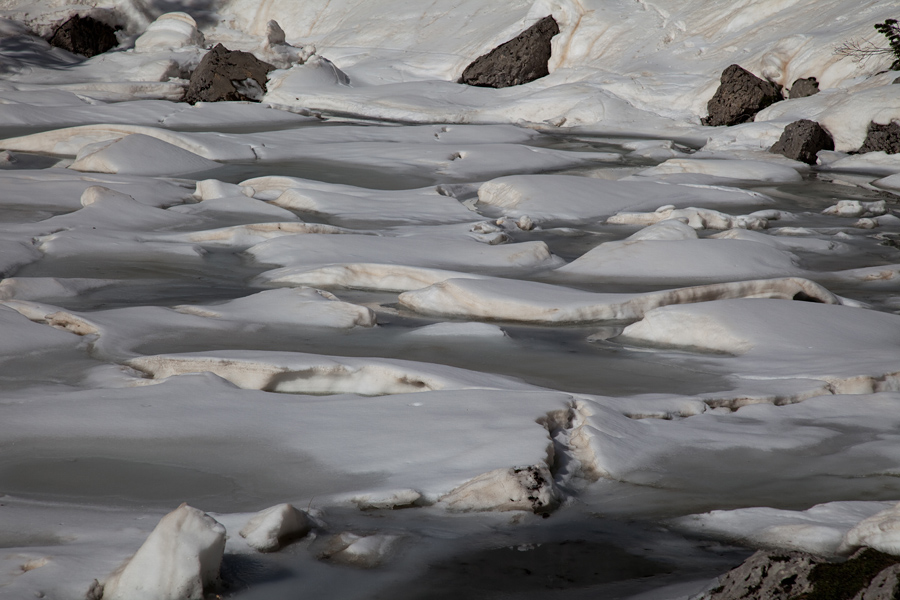 Črno jezero V.
Plavajoča sneg in led.
Ključne besede: črno jezero