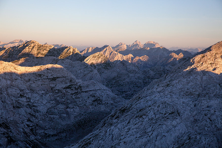 Jutro na Debelem vrhu
Zahodni grebeni: Špičje, Bavški Grintavec, Viš, Montaž.
Ključne besede: veliko špičje bovški grintavec viš montaž