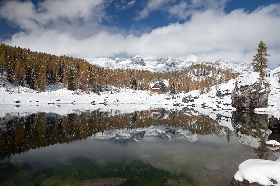 Dvojno jezero
Sneg im jesensko obarvani macesni pri Dvojnem jezeru.
Ključne besede: dolina sedmerih jezer dvojno jezero