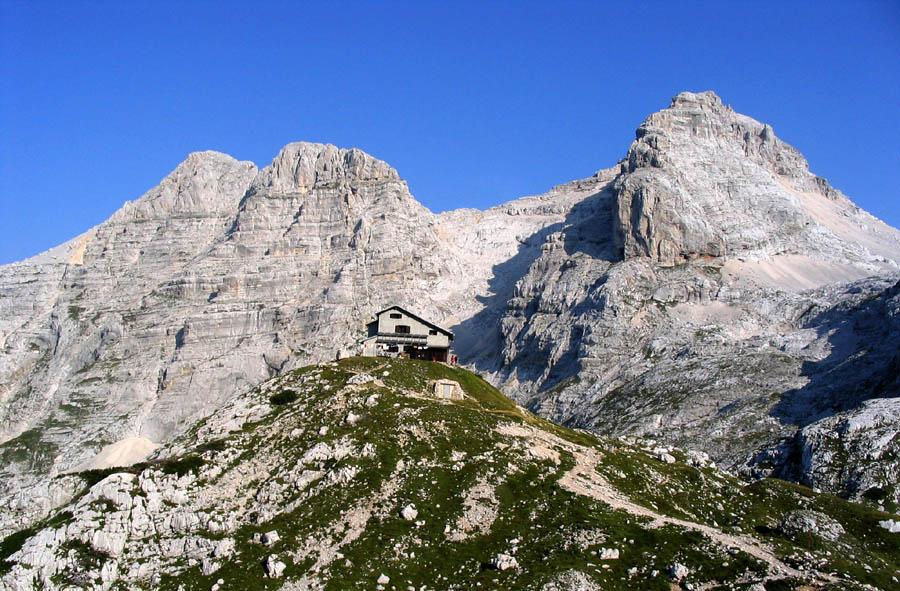 Kriški podi
Koča na Kriških podih, zadaj Planja in Razor.
Ključne besede: kriški podi planja razor