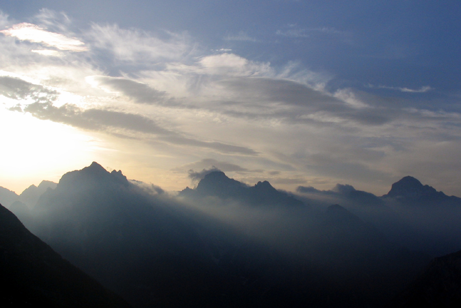 Jutro
Nad Prisojnik, Razor in Triglav prihaja dan. S poti na Jalovec.
Ključne besede: prisojnik razor triglav