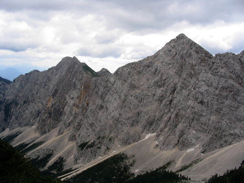 Mali in Veliki Draški vrh
Severna stena Draških vrhov pada v dolino Krma. 
Ključne besede: draški vrh