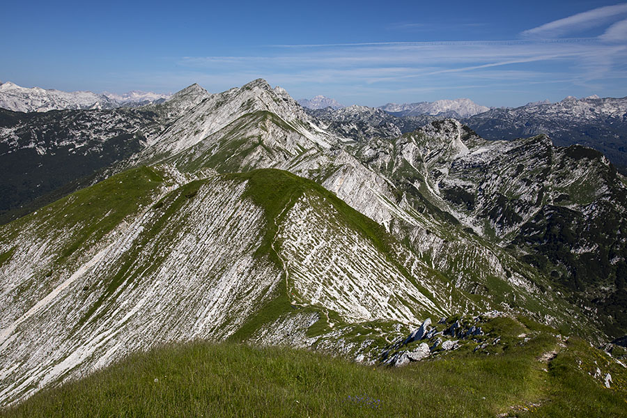 Z Vogla
Z Vogla. Vrhovi, ki sem jih prehodil z Vogla do Vrha nad Škrbino, Vrh Krnic, Snežni vrh, Rušnati vrh Kota 1923, Meja in Vrh nad Škrbino.
Ključne besede: vogel vrh krnic snežni rušnati vrhmeja nad škrbino