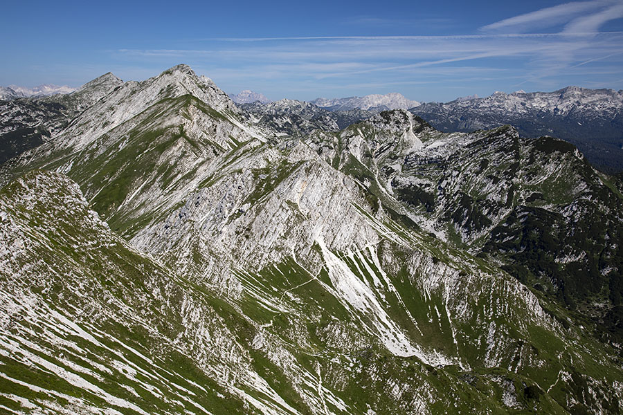 Z Vrha Krnic
Sosed Vogla je Vrh Krnic. Lahko dostopen vrh z Vogla, za nadaljevanje pa se je potrebno spustiti na Bohinjsko stran proti naslednjemu Snežnemu vrhu. V nadaljevanju so še Snežni in Rušnati vrh, ki ga dosežemo s sedla Globoko in naprej Kota 1923, Meja in Vrh nad Škrbino. 
Ključne besede: vrh krnic snežni rušnati vrh kota 1923 meja vrh nad škrbino