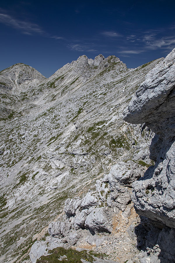 Sestop z Vrha nad Škrbino.
Sestop z Vrha nad Škrbino. Zadaj se dviga Podrta gora.
Ključne besede: vrh nad škrbino podrta gora