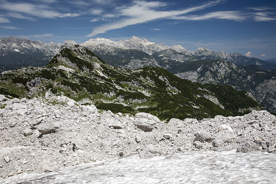 Snežišče pod Škrbino
Tu sneg po navadi vztraja do konca avgusta. Kakšno leto pa sploh ne skopni. Pod Vrhom nad Škrbino.
Ključne besede: vrh nad škrbino sedlo škrbina