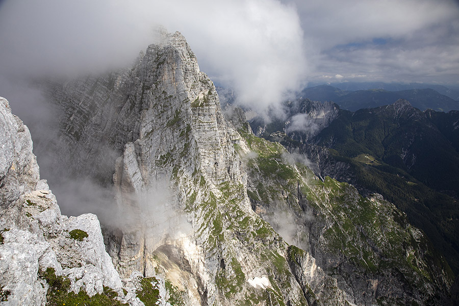 Proti Vrhu nad Cijanerico
Ko se meglice pričnejo umikati.
Ključne besede: špik hude police nad cijanerico
