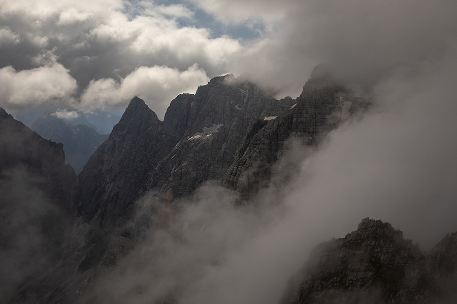 V objemu oblakov
Špik nad Špranjo in Špik nad Nosom v boju z oblaki.
Ključne besede: špik hude police nad špranjo nosom