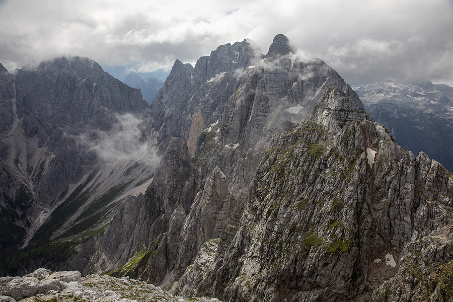 Koštrunove špice, Špik nad Špranjo in Špik nad Nosom v borbi z meglicami.
Ključne besede: koštrunove špice špik nad špranjo nosom