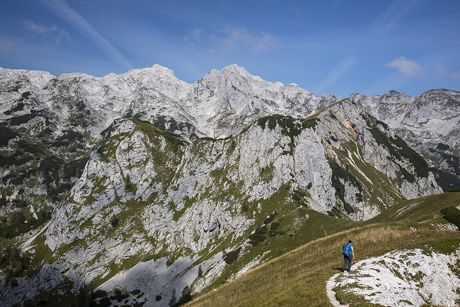 Sestop z Jezerskega Stoga
Sestop z Jezerskega Stoga proti Jezerskemu prevalu. Zadaj sta Adam in Eva ter Prevalski Stog, povsem zadaj pa Vrh Hribaric in Škednjovec.
Ključne besede: jezerski stog preval adam eva prevalski vrh hribaric škednjovec