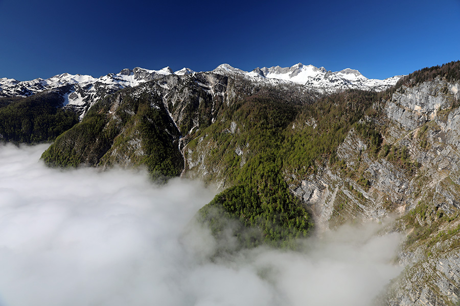 S poti Čez Komarčo
Nad meglo, v zgornjem delu poti čez Komarčo.
Ključne besede: komarča črno jezero