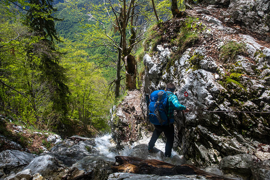 Malo po vodi
Pot okrog skale z jeklenico je bilo treba opraviti tudi kar po vodi.
Ključne besede: komarča črno jezero