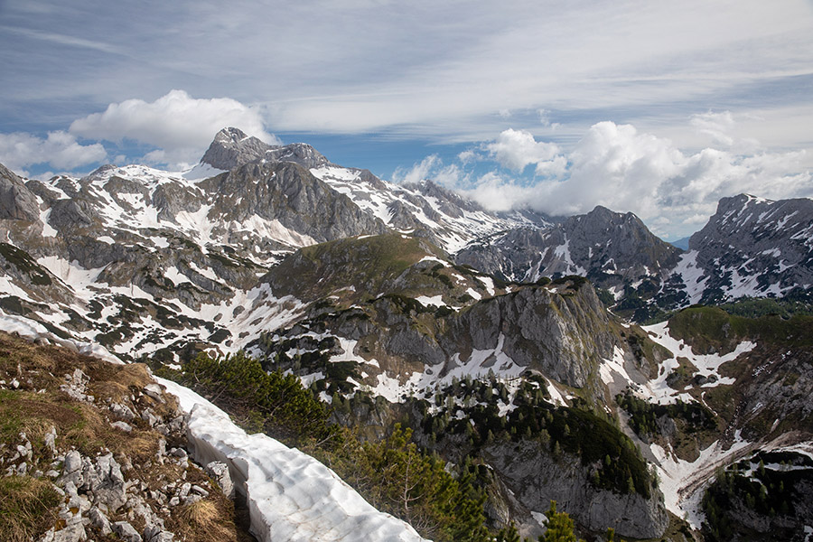 Na Ogradih
Pogled na Triglav in njegove sosede z vrha Ogradov.
Ključne besede: ogradi triglav