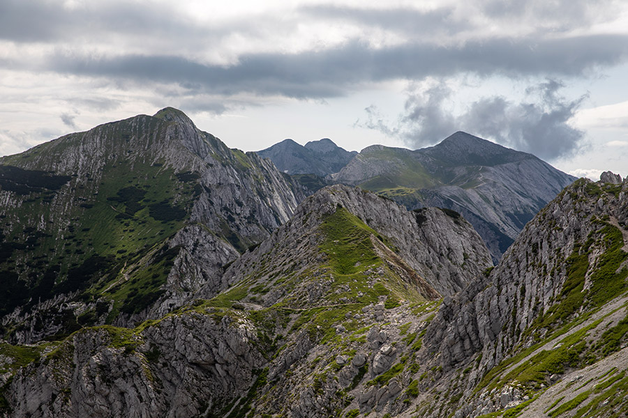 Šija in Rodica
Šija, Rodica, zadaj pa oba Raskovca. Pot na Vogel.
Ključne besede: vogel šija rodica veliki mali raskovec