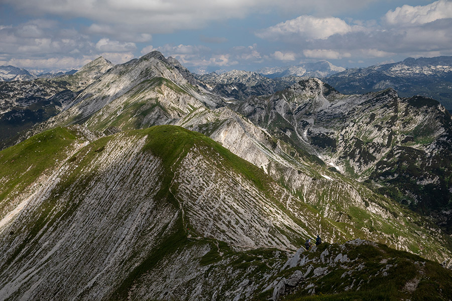 Z Vogla
Sestop z Vogla. Naprej je greben proti Vrhu nad Škrbino.
Ključne besede: vogel snežni rušnati meji vrh meja nad škrbino