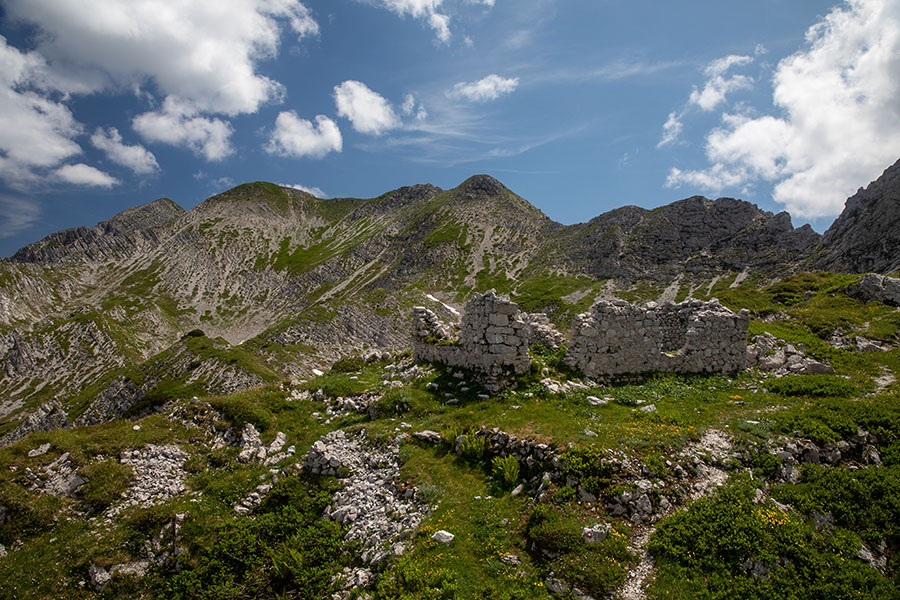 Ostanki karavle iz časa Rapalske meje.
Ostanki karavle nekje pod sedlom Globoko. 
Ključne besede: globoko vogel konjsko sedlo