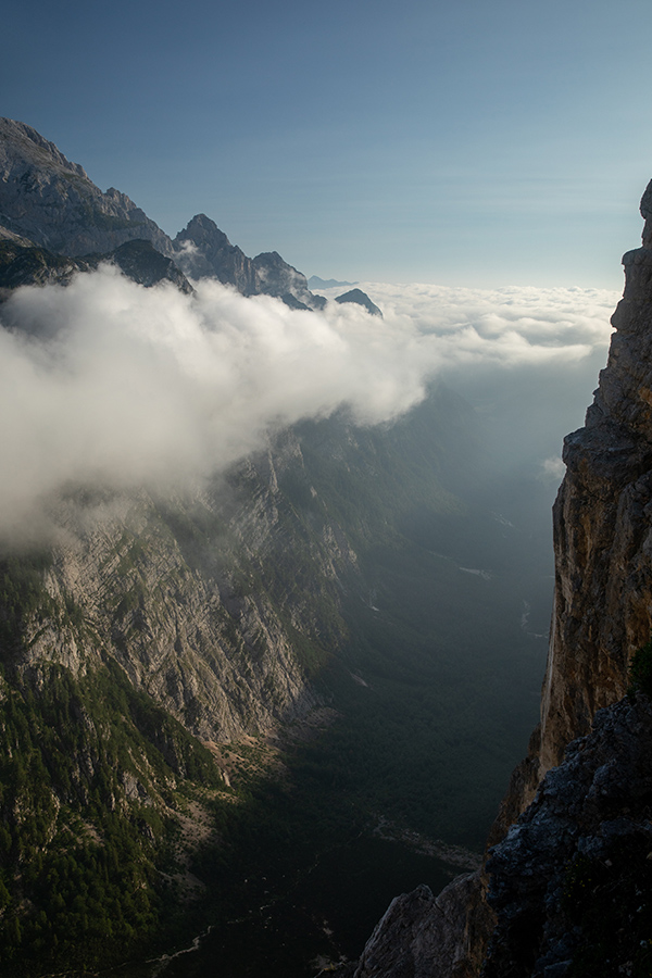 V dolini Krma
Razgled v dolini Krma s sedla med Malim in Velikim Draškim vrhom. Zadaj je Luknja peč.
Ključne besede: mali veliki draški vrh dolina krma luknja peč