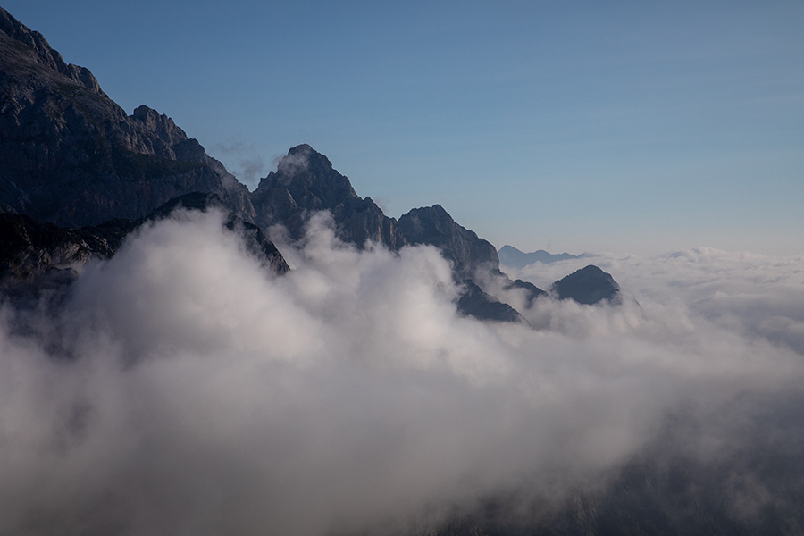 Luknja peč
Luknja peč s sedla med Malim in Velikim Draškim vrhom.
Ključne besede: mali veliki draški vrh luknja peč