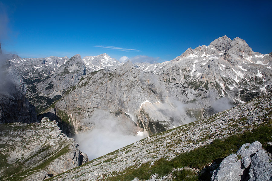Sestop z Velikega Draškega vrha
Sestop z Velikega Draškega vrha. Z lepimi razgledi proti Triglavskemu pogorju.
Ključne besede: veliki draški vrh triglavsko pogorje