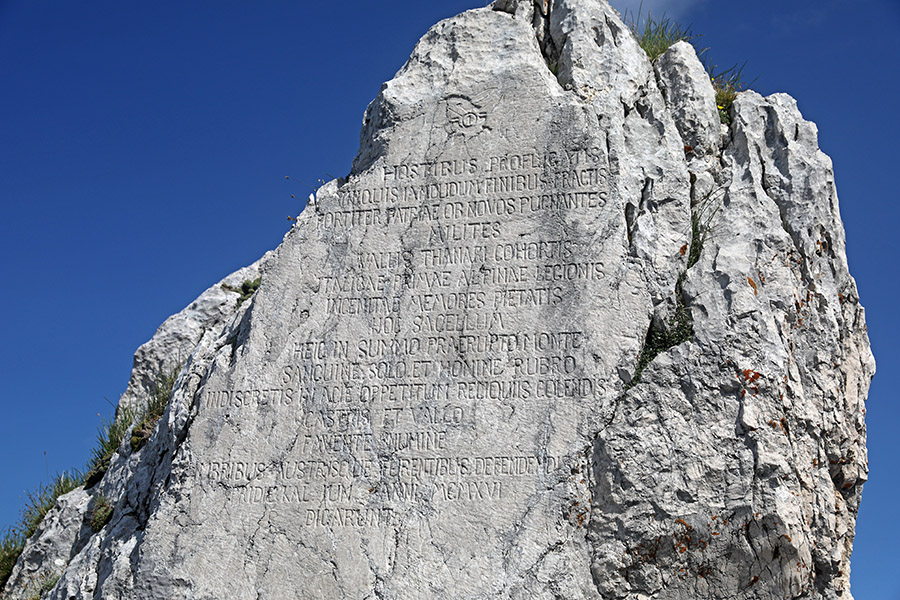 Napis
Napis na skali ob poti z batognice proti Krnu.
Ključne besede: batognica krn