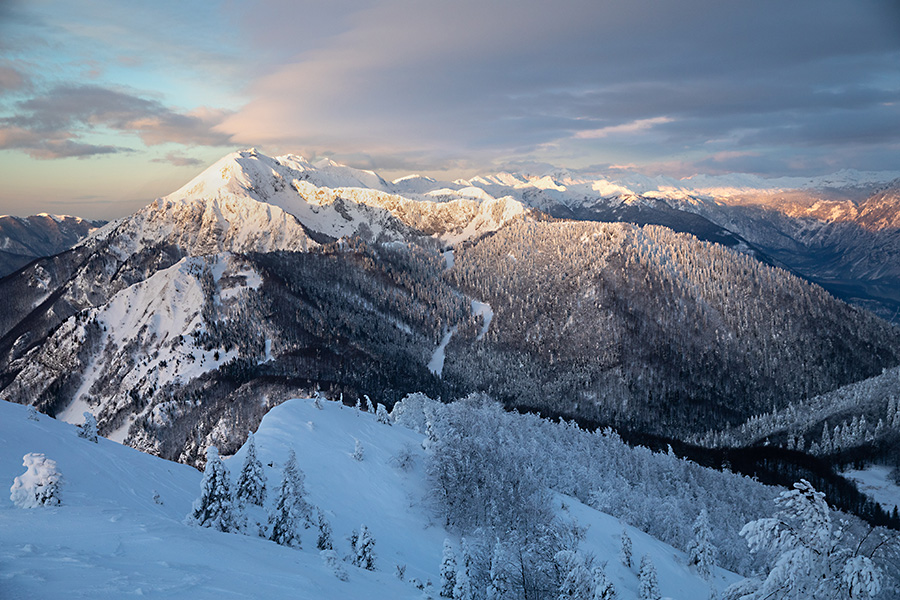 Nad Soriško planino
Nad Soriško planino. Na Črni prsti nekaj sonca. Tu je zjutraj močno pihalo in se nisem mudil prav dolgo.
Ključne besede: soriška planina slatnik možic črna prst