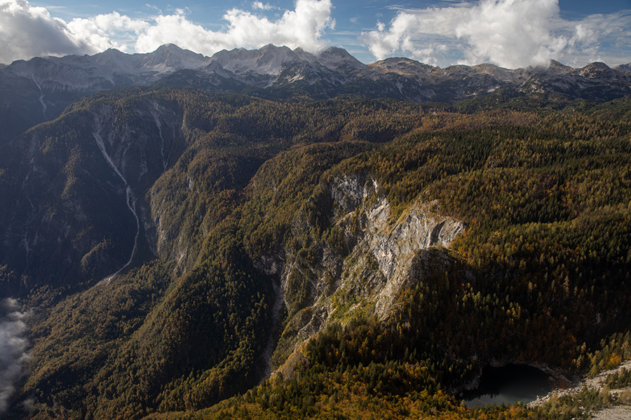 Z Riglja
Proti Južnim Bohinjskim gora, spodaj je del Komarče in desno v senci Črno jezero. Meglice levo so ostenki megle nad Bohinjskim jezerom.
Ključne besede: rigelj črno jezero južne bohinjske gore komarča