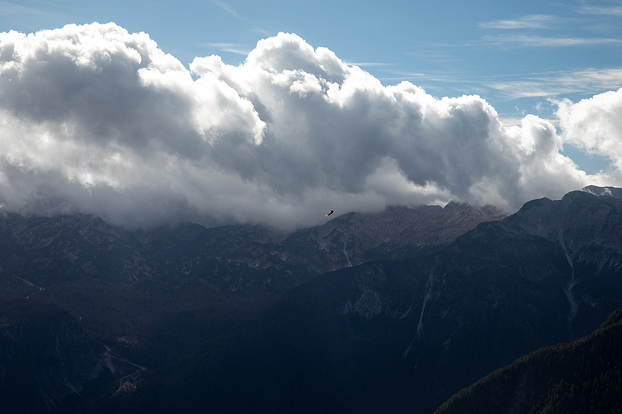 Oblaki z orlom
Oblaki ki se zgrinjajo nad Južne Bohinjske gore. Mimo je priletel celo orel.
Ključne besede: rigelj južne bohinjske gore orel