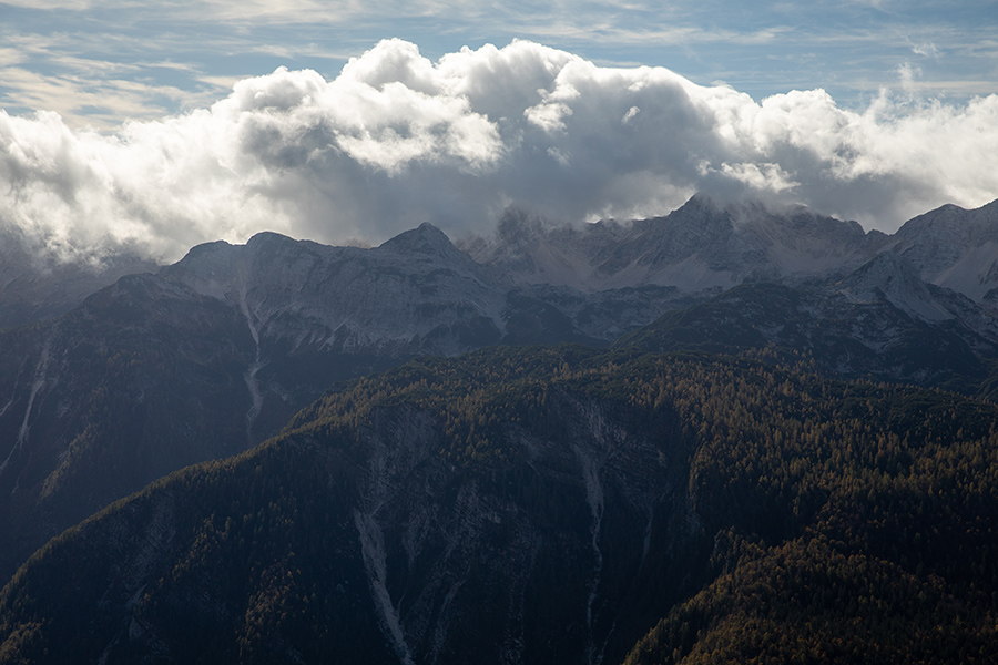 Oblaki z juga
Oblaki na južnih Bohinjskih gorah ponavadi obetajo precej dežja. Z Riglja.
Ključne besede: rigelj bohinjski migovec meji vrh nad škrbino