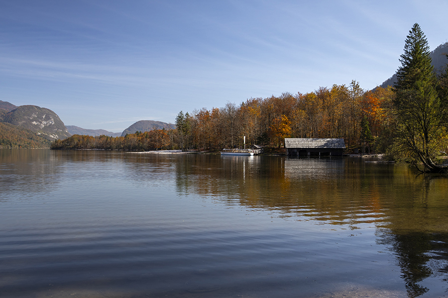 Čolnarna
Čolnarna ob Bohinjskem jezeru.
Ključne besede: bohinjsko jezero čolnarna ukanc