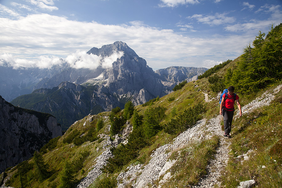 Pod Nizko Špico
Pod Nizko Špico (Cima Vilidiver) se pot položi in pripelje do vstopa v predor. Zadaj je Montaž.
Ključne besede: dve špici due pizzi cima vilidiver montaž