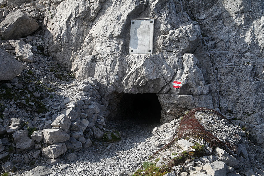 Predor
Precej nizek pričetek predora. Pod Nizko špico (Cima Vilidiver).
Ključne besede: dve špici due pizzi cima vilidiver