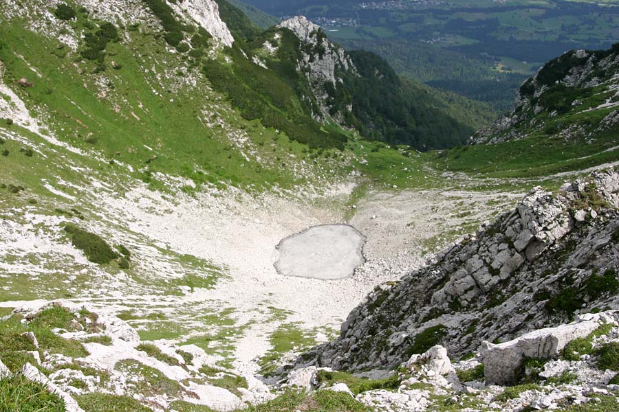 Pogled v konto Žalostnica
Pogleda vanjo smo deležni ob  prečenju gora med Črno prstjo in Voglom. Kadar se kuha slabo vreme je konta takoj meglena. Mogoče od tod njeno žalostno ime...?
Ključne besede: žalostnica konta