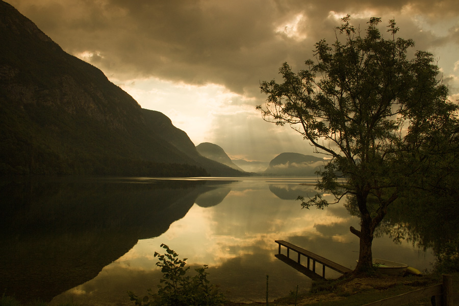 Pred dežjem
Bohinjsko jezero zjutraj, tik pred dežjem.
Ključne besede: bohinjsko jezero ukanc