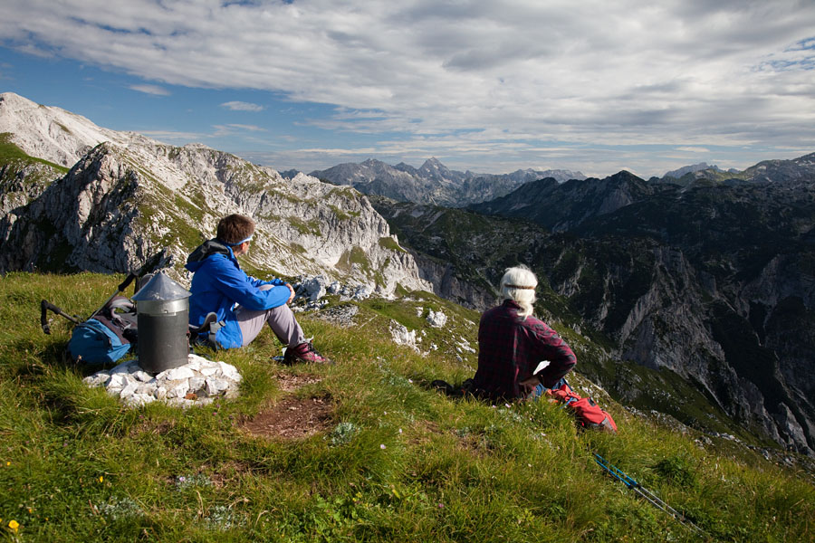 Na Rdečem robu I.
Počitek in razgledi na Rdečem robu.
Ključne besede: rdeči rob