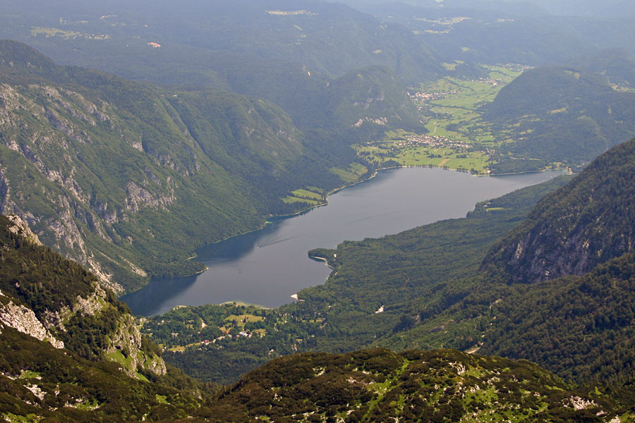 Pogled na jezero
Vrh Konte (med Škrbino in Podrto goro) je točka, kjer se vidi jezero v celoti.
Ključne besede: vrh konte škrbina vrh nad škrbino podrta gora bohinjsko jezero