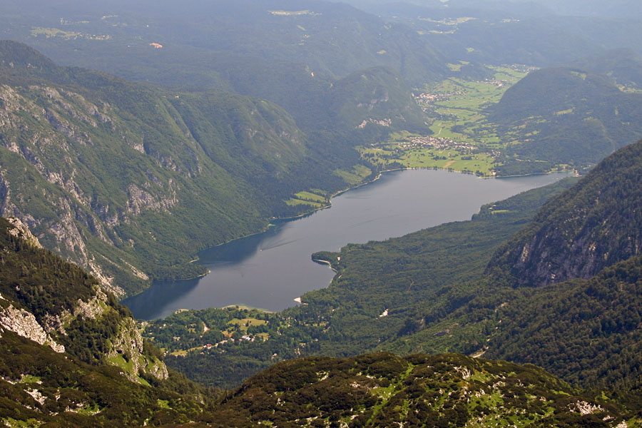 Pogled na jezero
Vrh Konte (med Škrbino in Podrto goro) je točka, kjer se vidi jezero v celoti.
Ključne besede: vrh konte škrbina vrh nad škrbino podrta gora bohinjsko jezero